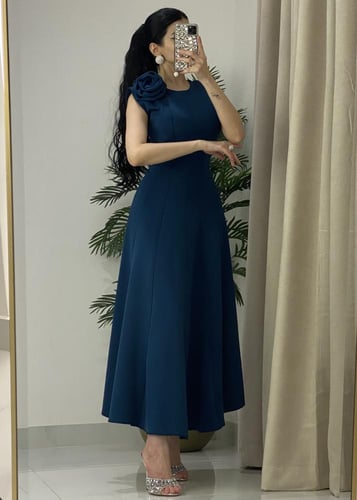 فستان ميد ناعم باللون الكحلي