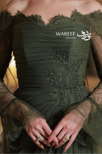 فستان سهرة أخضر زيتوني بقصة أوف شولدر وتنورة تول ا...