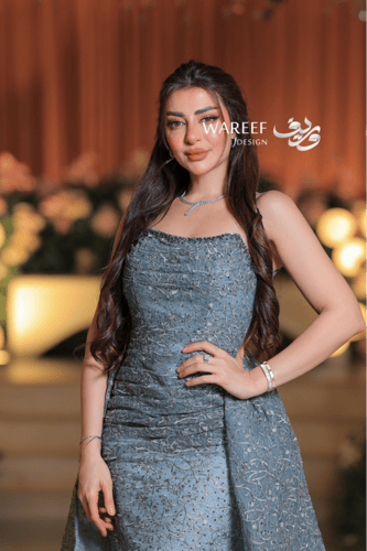 فستان سهرة أزرق سماوي فاخر بتطريز فضّي وقصّة أمامي...