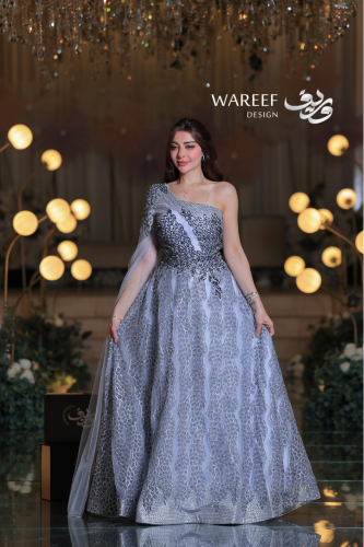 فستان سهرة فضي ملكي بكتفٍ واحد وتطريز فاخر لإطلالة...