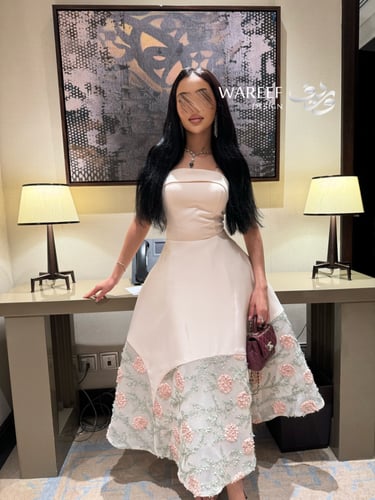 فستان سهرة عاجي مطرز بورود وردية ناعمة