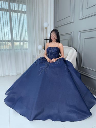 ‎فستان سهرة أزرق داكن طويل ومنفوش بدون أكمام