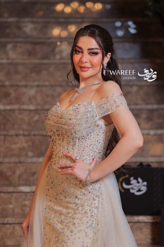 فستان سهرة بيج فخم بتطريزات براقة وتصميم راقٍ