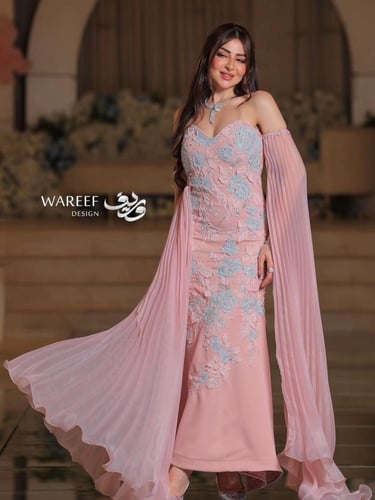 فستان سهره باللون الزهري وكسرات باليد والذيل