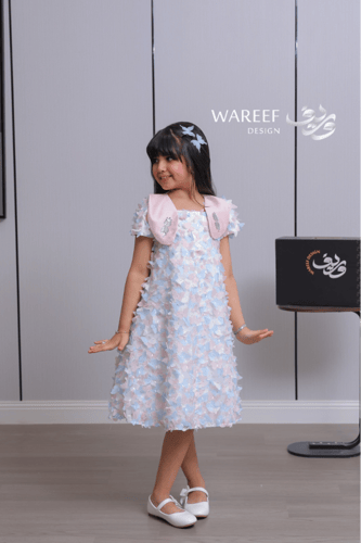 فستان بناتي وردي و أزرق بتفاصيل بتلات ثلاثية الأبع...