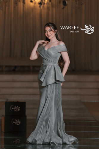 فستان سهرة أخضر زيتوني من قماش الساتان مكشوف الكتف