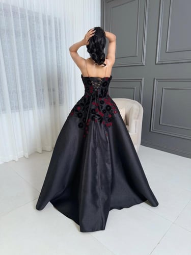 فستان سهرة اسود منفوش بتطريزات