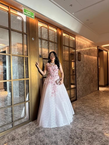 فستان سهرة راقي بتطريز ورود