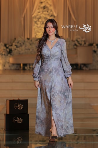 فستان فضي مشجر مع تطريز راقي عند الاكمام