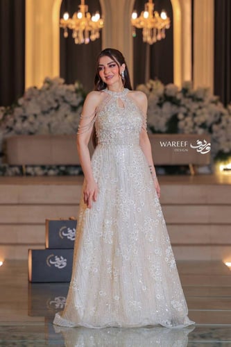 فستان سهره باللون البيج مزين بفصوص على لاكتاف