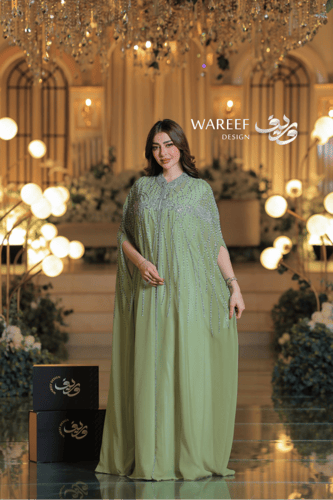 جلابية سهرة بلون أخضر فستقي بتطريز فضي ناعم