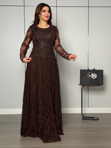 فستان بني شوكولاتة بدانتيل فاخر وتطريز خرزي راقٍ