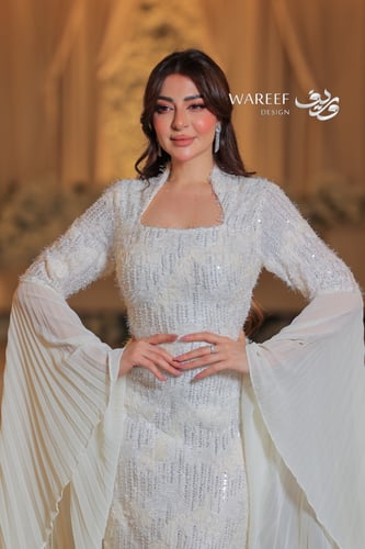 فستان ابيض ضيق مع اكمام طويله