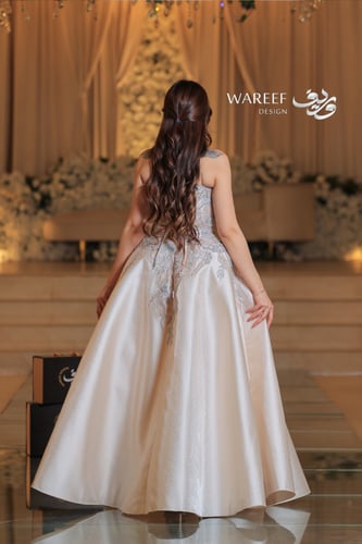 فستان ابيض لؤلؤي بدون اكمام مزين بالشك الفخم