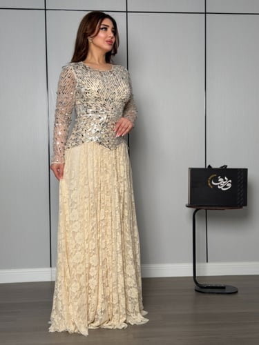 فستان شامبين فاخر بتطريز ترتر هندسي وتنورة دانتيل...