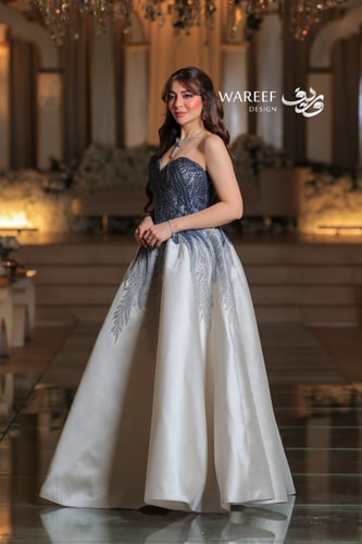 فستان بدرجات الكحلي والابيض مع شك مشجر