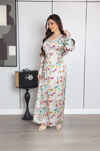 جلابية طويلة باللون السكري بنقشة زهور ملونة وقصة ا...