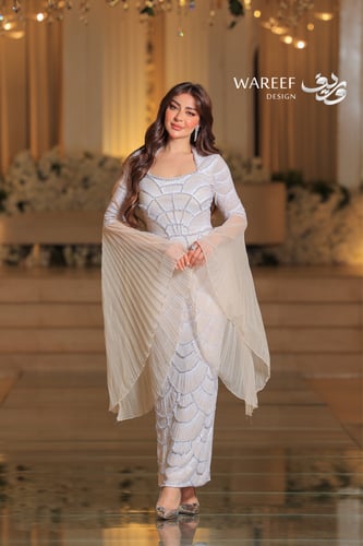 فستان سهرة بيج بأكمام طويلة واسعة – تصميم ضيّق بلم...