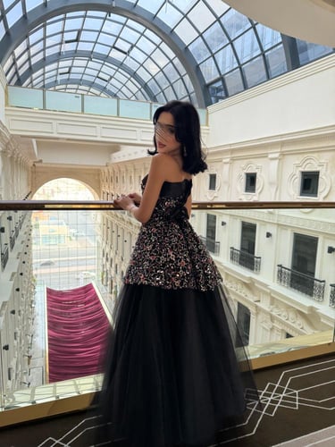 فستان سهره باللون الاسود مزين بالتطريز اللامع