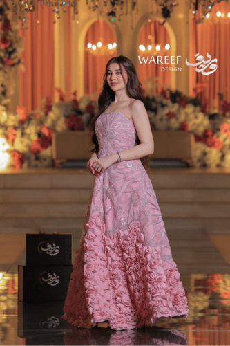 فستان وردي طويل مطرز بتفاصيل لامعة مع تنورة مزينة...