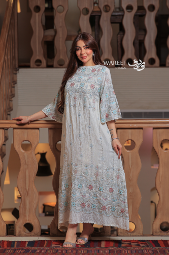 جلابية بيضاء طويلة قطن ناعم مطرزة بألوان هادئة وتص...