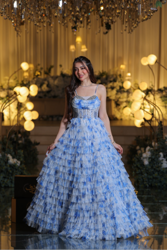 فستان سهرة أزرق سماوي بطبقات تول مزخرفة وقصة كورسي...
