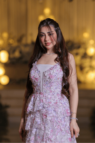 فستان سهرة وردي لؤلؤي بطبقات تول مزخرفة وقصة كورسي...