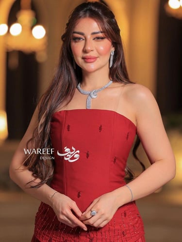 فستان سهرة باللون الاحمر مع ورود بالتنوره