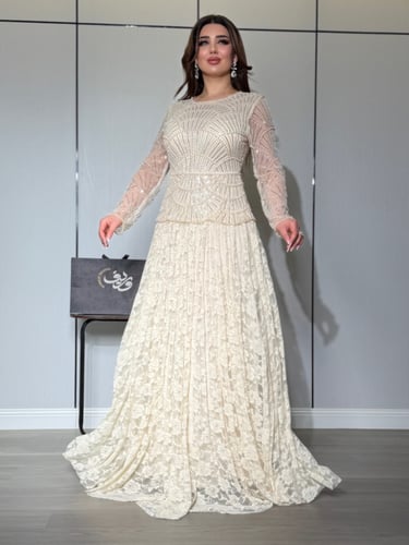 فستان ناعم عاجي بتطريز هندسي وتنورة دانتيل فاخرة