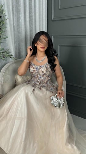 فستان تل سهرة سكري مزين بزهور لامعة