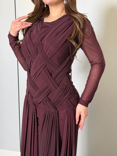 فستان خمري بقصة هندسية مع تنورة انسيابية