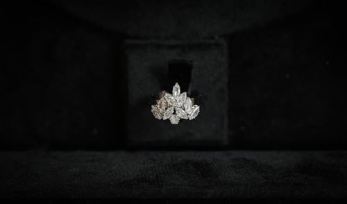 طقم زركون فضي مع ساعة بتصميم فاخر من WAREEF