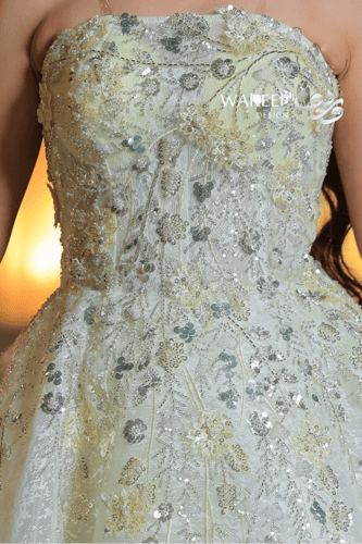 فستان ليموني منفوش فاخر بتطريز لامع وحمالات رفيعة