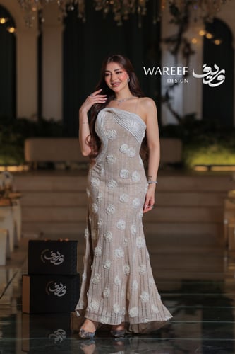 فستان سهرة بيج مزين بورود ثلاثية الأبعاد بتصميم أن...