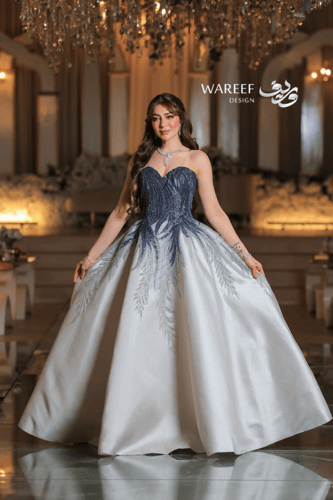 فستان بدرجات الكحلي والابيض مع شك مشجر