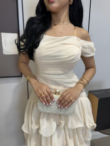 فستان أوف وايت بطبقات شيفون وقصة كتف مكشوف