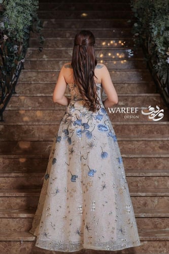 فستان سهره ابيض مزين بالشك الازرق والريش