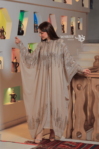 جلابية بيج ذهبية فاخرة قطعتين من الساتان والشيفون...