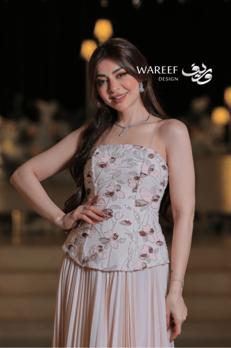 فستان سهرة بيج مطرز بالورود والخرز اللامع بتصميم ك...