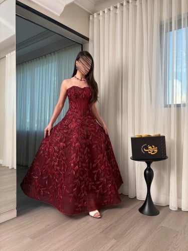 فستان سهرة بتطريز فاخر وقصة أميرة ملكية