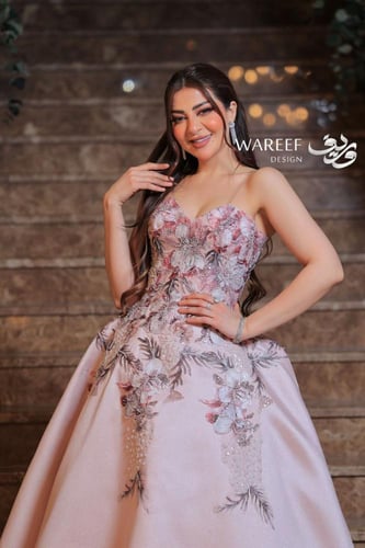 فستان سهره باللون الوردي مزين بالشك