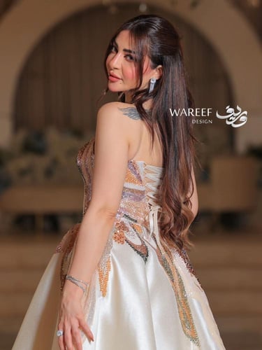 فستان سهره باللون البيج ومزين بالتطريز