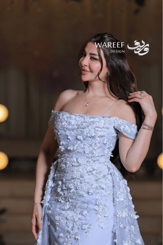 فستان سهرة سماوي مطرّز بالورود ثلاثية الأبعاد مع ذ...