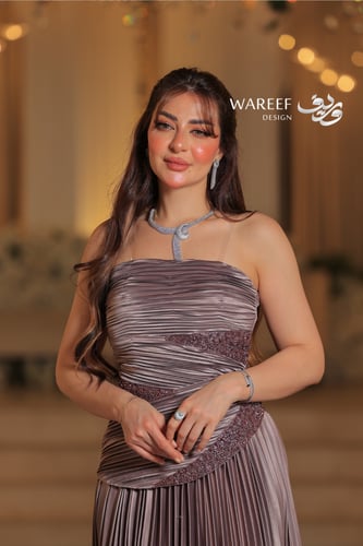 فستان رمادي موف بتطريز لامع وتنورة كسرات تصميم A-L...