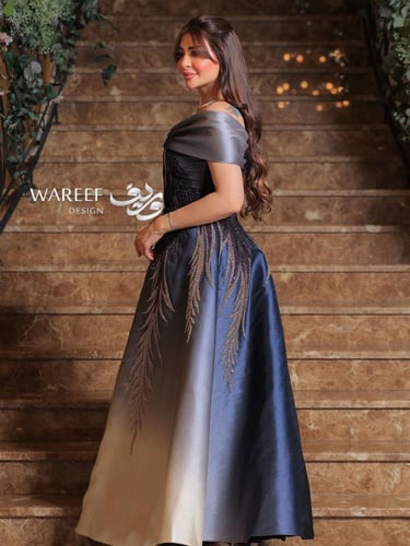 فستان سهرة أوف شولدر بدرجات كحلي وبيج بتطريز فاخر...