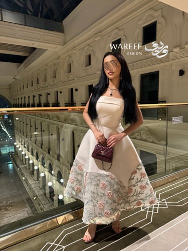 فستان سهرة عاجي مطرز بورود وردية ناعمة