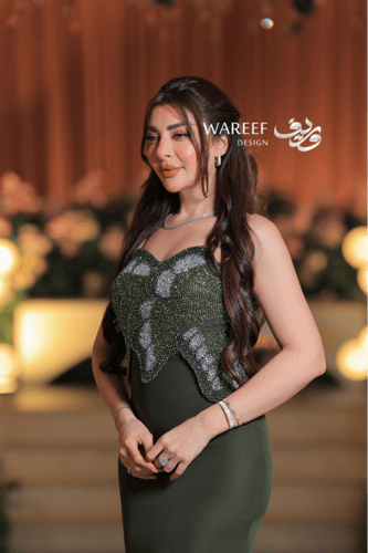 فستان سهرة أخضر فاخر بتطريز خرزي لامع وتصميم صدريّ...