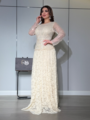 فستان ناعم عاجي بتطريز هندسي وتنورة دانتيل فاخرة