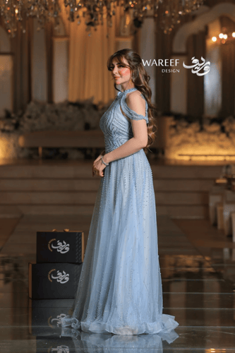 فستان ازرق سماوي ناعم بتطريز فصوص