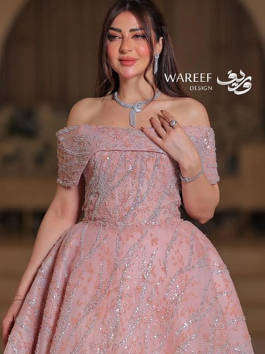 فستان ملكة فخم اوف شولدر باللون الوردي فاتح